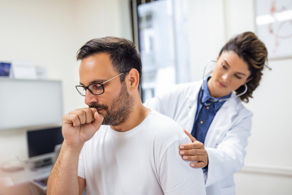 uma-medica-da-clinica-realiza-auscultacao-dos-pulmoes-de-um-paciente-com-sintomas-de-coronavirus-ou-pneumonia